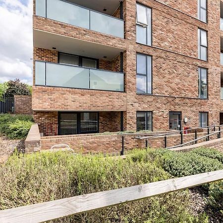 Stylish & Comfortable Top-Floor Flat In Harrow Лондон Экстерьер фото