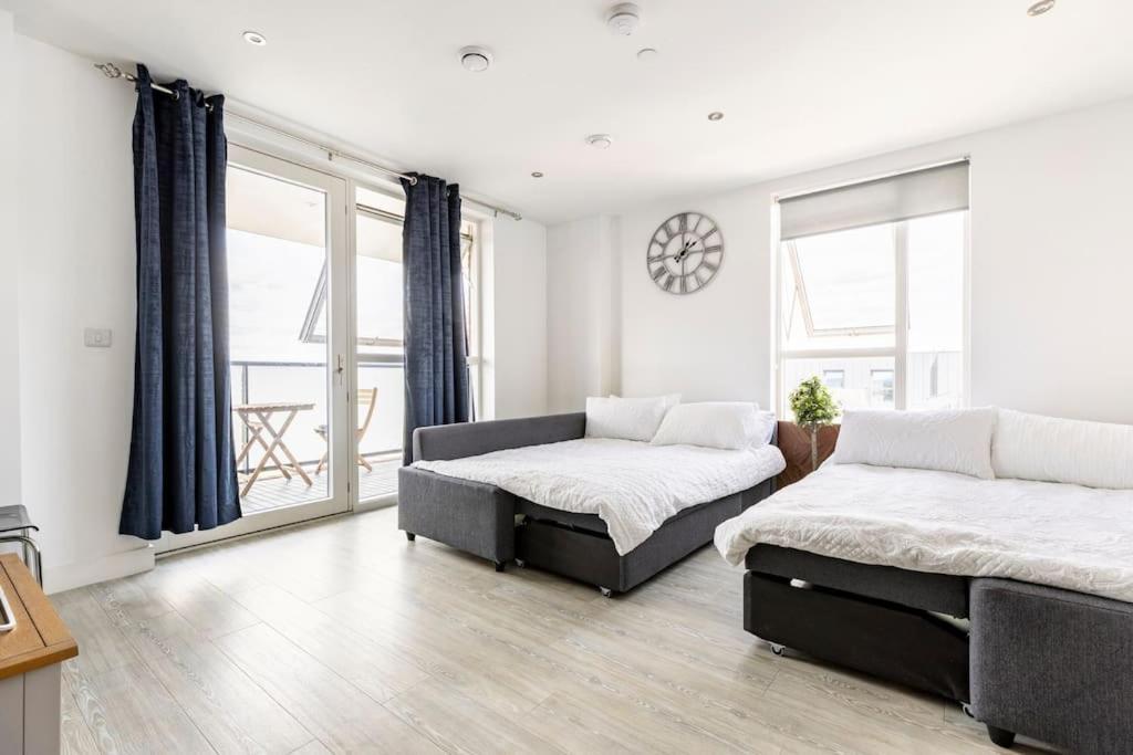 Stylish & Comfortable Top-Floor Flat In Harrow Лондон Экстерьер фото