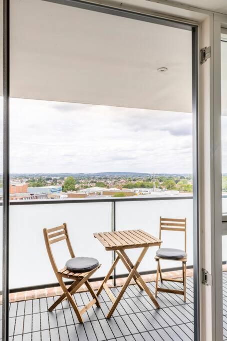 Stylish & Comfortable Top-Floor Flat In Harrow Лондон Экстерьер фото