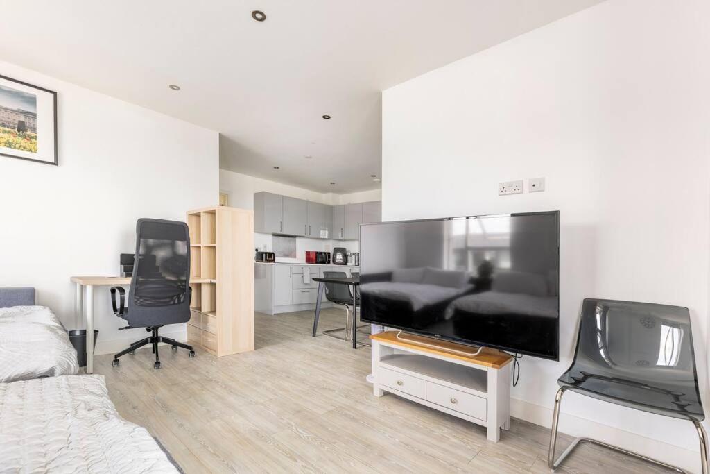 Stylish & Comfortable Top-Floor Flat In Harrow Лондон Экстерьер фото