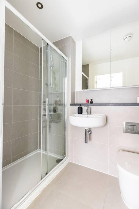 Stylish & Comfortable Top-Floor Flat In Harrow Лондон Экстерьер фото