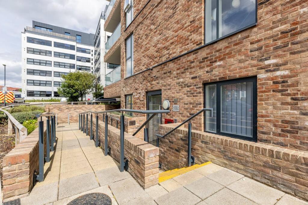 Stylish & Comfortable Top-Floor Flat In Harrow Лондон Экстерьер фото