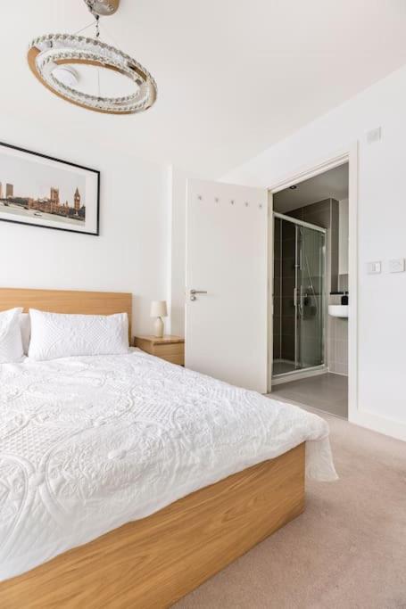 Stylish & Comfortable Top-Floor Flat In Harrow Лондон Экстерьер фото