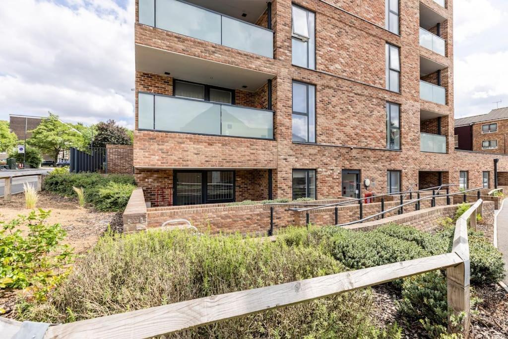 Stylish & Comfortable Top-Floor Flat In Harrow Лондон Экстерьер фото